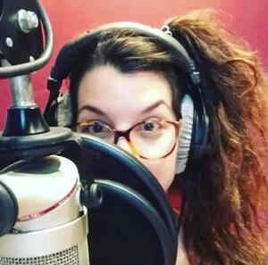 Selfie de Klaire fait Grr devant un micro de radio